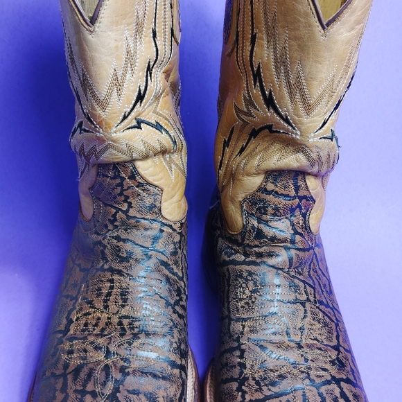 Stylish Tan and Brown Western Boots - Picture 2 of 9